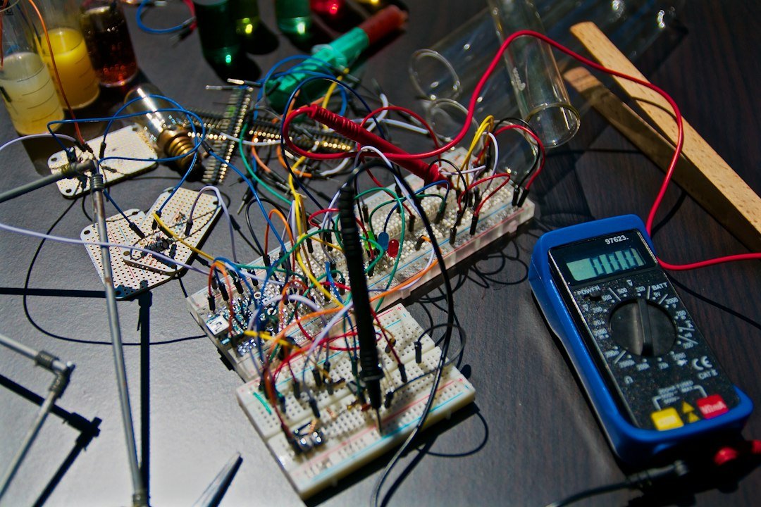 Atelier de electronică cu piese și lipituri