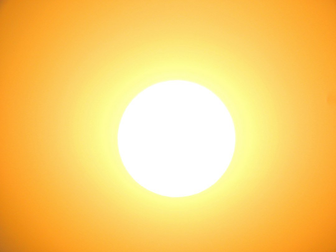 Soare strălucitor pe cer portocaliu