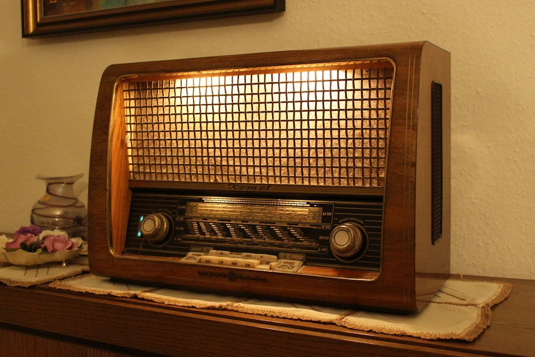 Radio vechi pe o masă de lemn